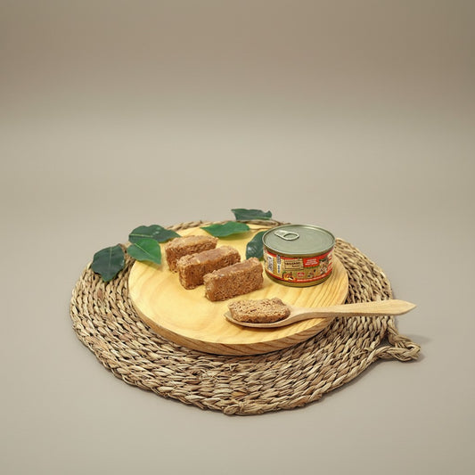 Lupiora NATURAL GREATNESS Katzenfutter mit Huhn, Apfel, Ananas und Papaya auf einem Holzbrett serviert