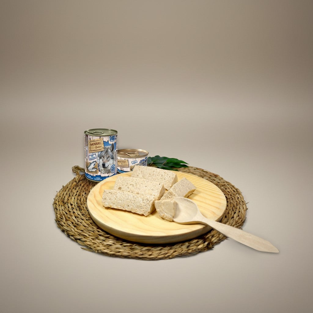 Lupiora NATURAL GREATNESS Lachs Monoprotein Mousse für Hunde auf einem Holzbrett mit Holzlöffel serviert.