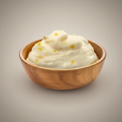 Lupiora Natural Greatness Huhn-Kürbiscreme Snack für Katzen in einer kleinen Holzschale, cremige Textur.