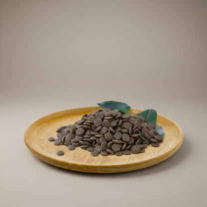 Lupiora Natural Greatness Kaninchen Trockenfutter für kleine Hunde auf einem hölzernen Teller mit grünen Blättern