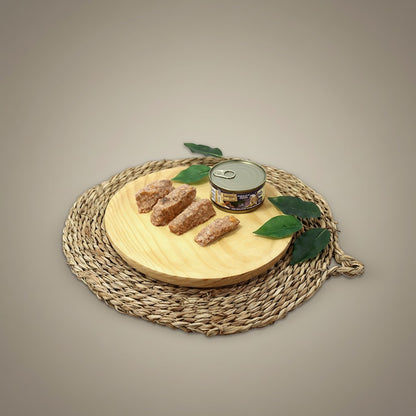 Lupiora Natural Greatness Katzenfutter mit Truthahn, Lachs, Kürbis und Preiselbeeren auf einem Holzbrett serviert.