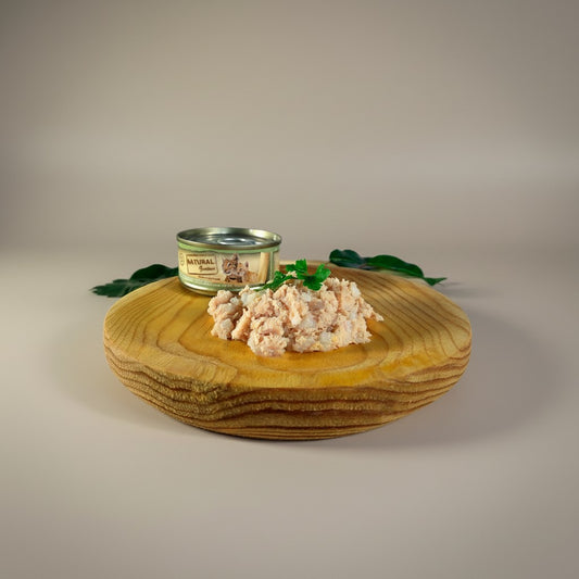 Lupiora NATURAL GREATNESS Hühnchenbrust für Kätzchen in einer Dose mit gehacktem Fleisch auf einem Holzbrett