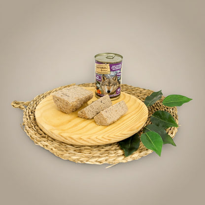 Lupiora Natural Greatness Nassfutter Ente und Kaninchen mit Apfel und Fenchel auf einem Holzbrett serviert
