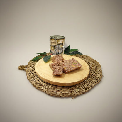 Lupiora Natural Greatness Nassfutter mit Rind, iberischem Schwein, Süßkartoffel und Preiselbeeren auf Holzbrett