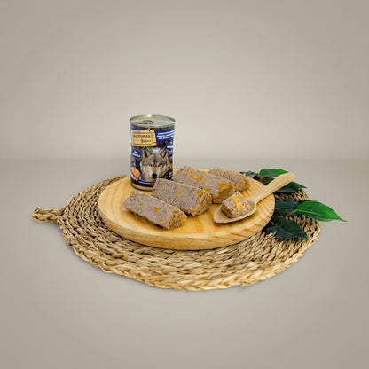 Lupiora Natural Greatness Nassfutter mit Truthahn, Lachs, Kürbis und Süßkartoffel auf einem Holzbrett serviert.