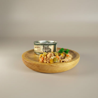 Lupiora NATURAL GREATNESS Hundenassfutter mit Hühnchenbrust, Rinderleber und Gemüse auf einem Holzteller serviert