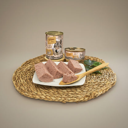 Lupiora Natural Greatness Kaninchen Monoprotein Nassfutter in Dosen mit Fleischstücken auf einem Teller