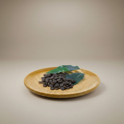 Lupiora NATURAL GREATNESS Top Mountain Recipe Kaninchen-Trockenfutter für Katzen auf einem hölzernen Teller serviert