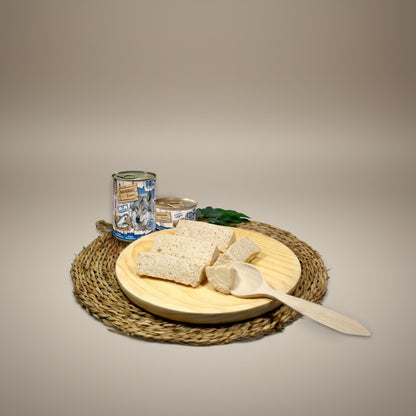 Lupiora NATURAL GREATNESS Lachs Monoprotein Mousse für Hunde auf einem Holzbrett mit Holzlöffel serviert.