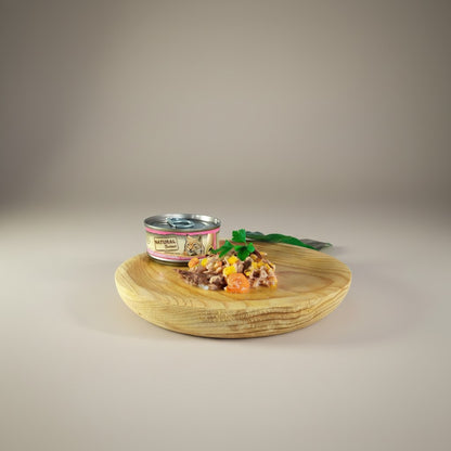 Lupiora Natural Greatness Katzenfutter mit Thunfisch und Garnelen auf einem Holzteller serviert