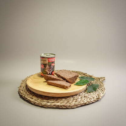 Lupiora Natural Greatness Welpenfutter mit Hühnchen, Karotten und Ananas auf einem Holzbrett serviert.