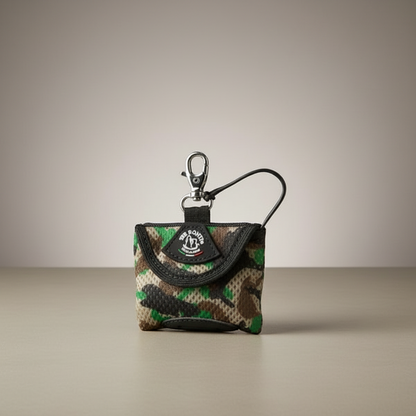 Lupiora TRE PONTI Kotbeutelspender aus weichem Netzgewebe in Camouflage-Optik mit Karabinerhaken