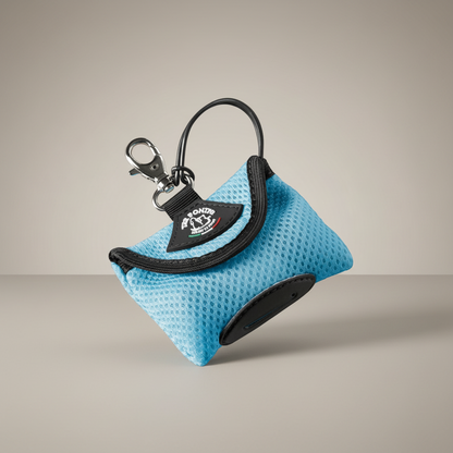 Lupiora TRE PONTI Easy-Clean Kotbeutelspender aus hellblauem Netzgewebe mit Karabiner und Gummischlaufe