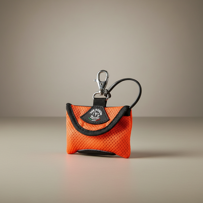 Lupiora TRE PONTI Easy-Clean Kotbeutelspender in leuchtendem Orange aus weichem Netzgewebe mit Karabinerhaken