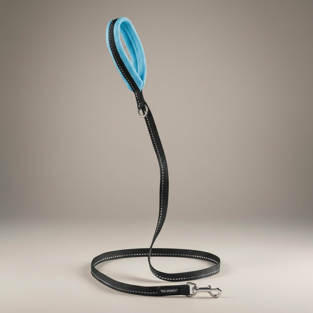 Lupiora Tre Ponti Mesh Hundeleine in Schwarz mit hellblauem, gepolstertem Netzgriff und reflektierenden Details