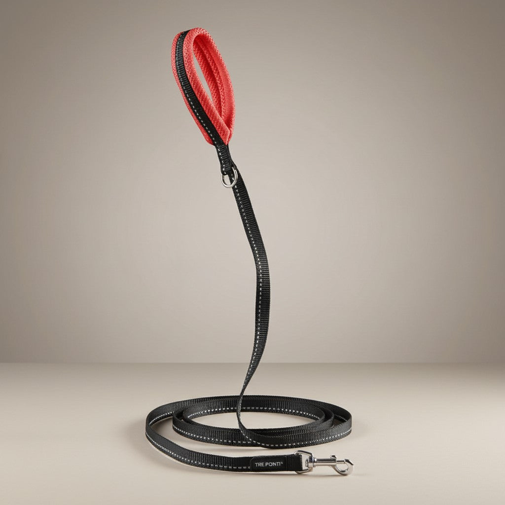 Lupiora Tre Ponti Mesh Hundeleine in Schwarz mit rotem Netzgriff, reflektierendem Band und robustem Metallkarabiner