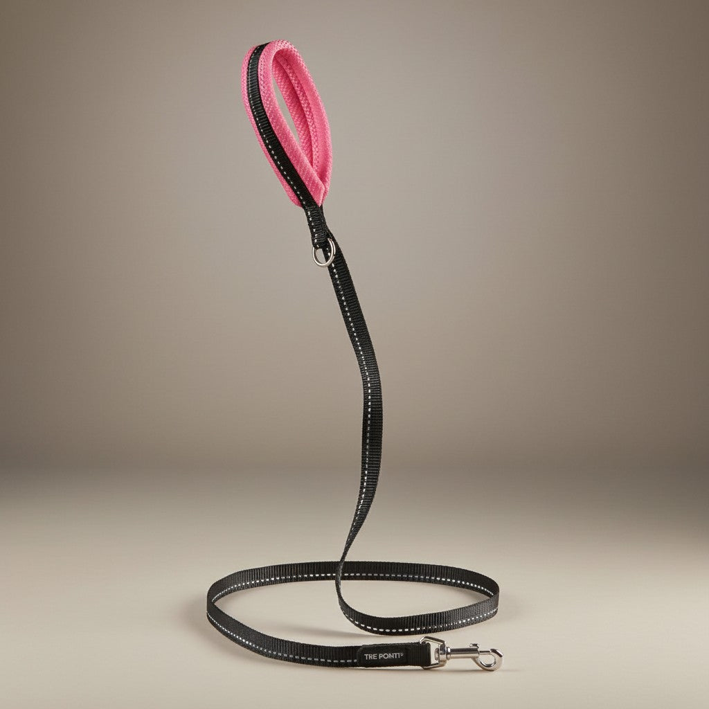 Lupiora Tre Ponti Mesh Hundeleine in Schwarz mit pinkem Netzgriff, reflektierendem Band und Metallkarabiner