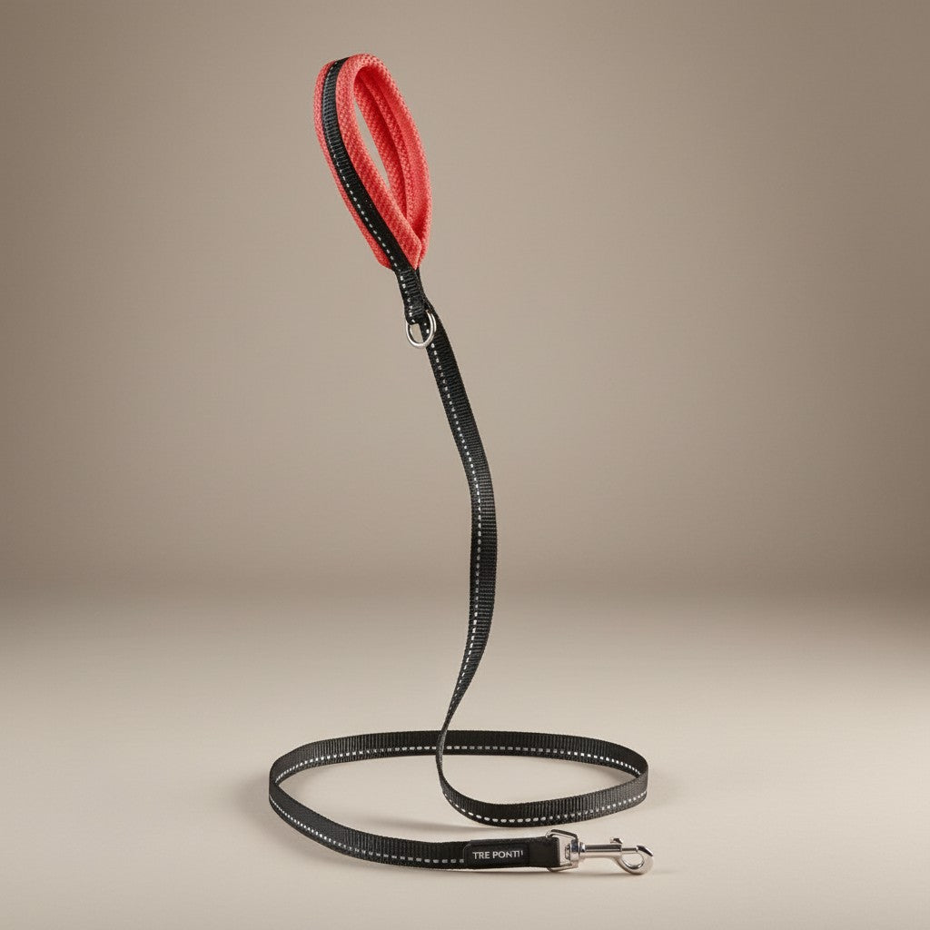 Lupiora Tre Ponti Mesh Hundeleine in Schwarz mit rotem Netzgriff, reflektierendem Band und robustem Metallkarabiner