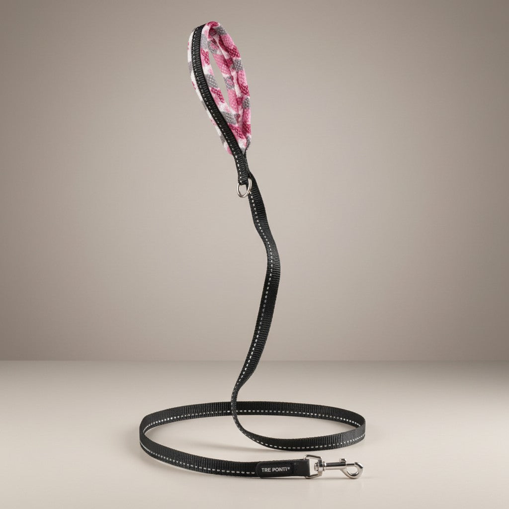 Lupiora TRE PONTI Mesh-Leine in Schwarz mit reflektierendem Band, weichem rosa-grauem Netzgriff und Metallkarabiner