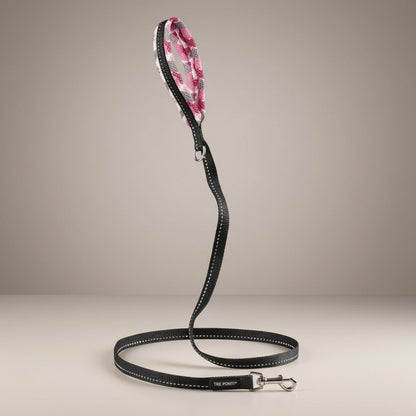 Lupiora TRE PONTI Mesh-Leine in Schwarz mit reflektierendem Band, weichem rosa-grauem Netzgriff und Metallkarabiner